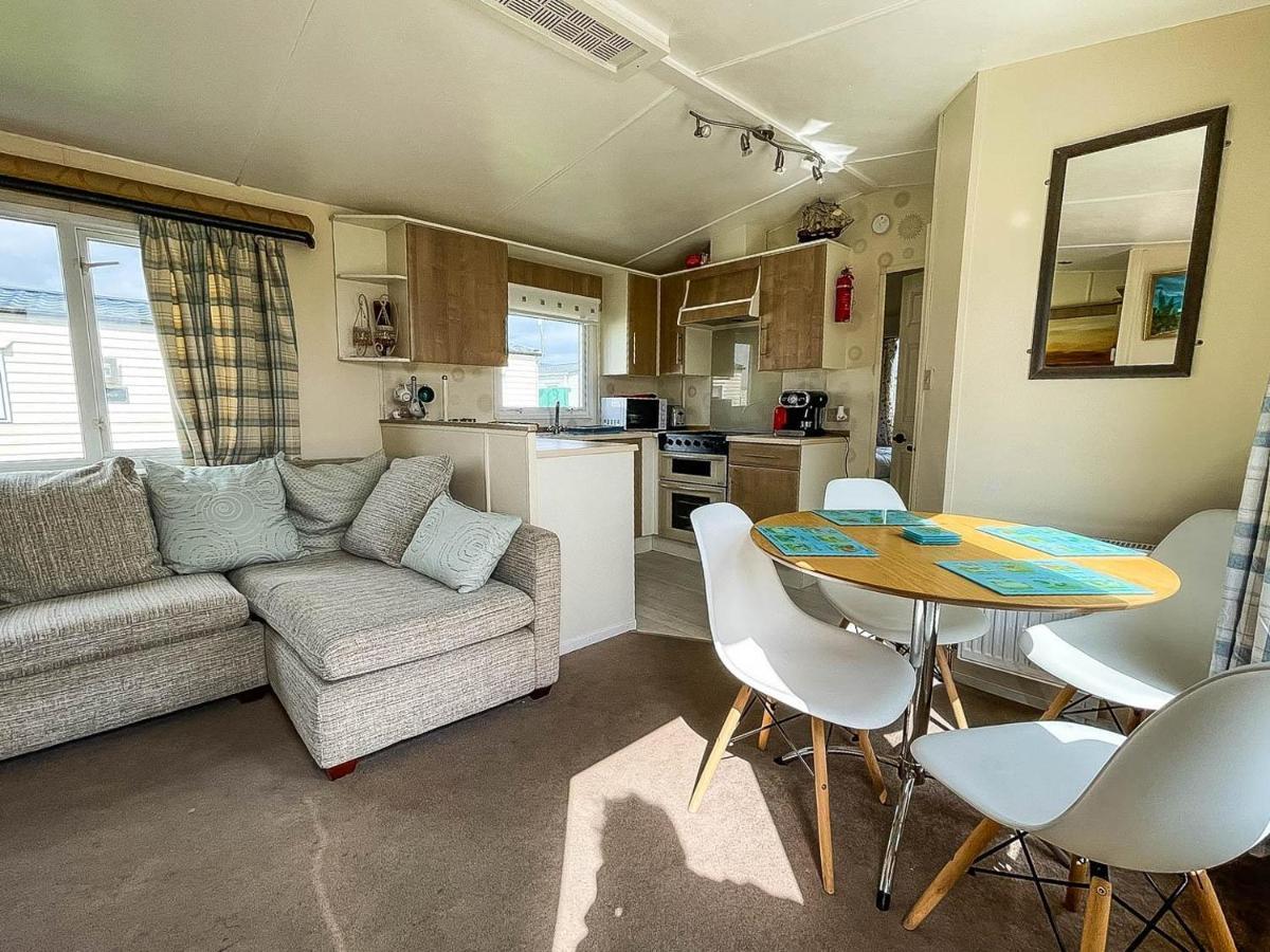Caravan With Decking At Martello Beach Nearby Clacton-On-Sea Ref 29017Kv Clacton-on-Sea Exterior foto