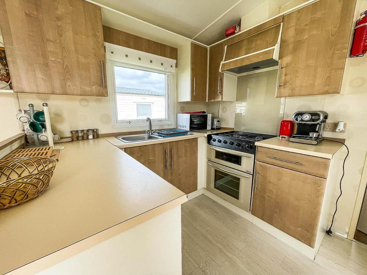 Caravan With Decking At Martello Beach Nearby Clacton-On-Sea Ref 29017Kv Clacton-on-Sea Exterior foto