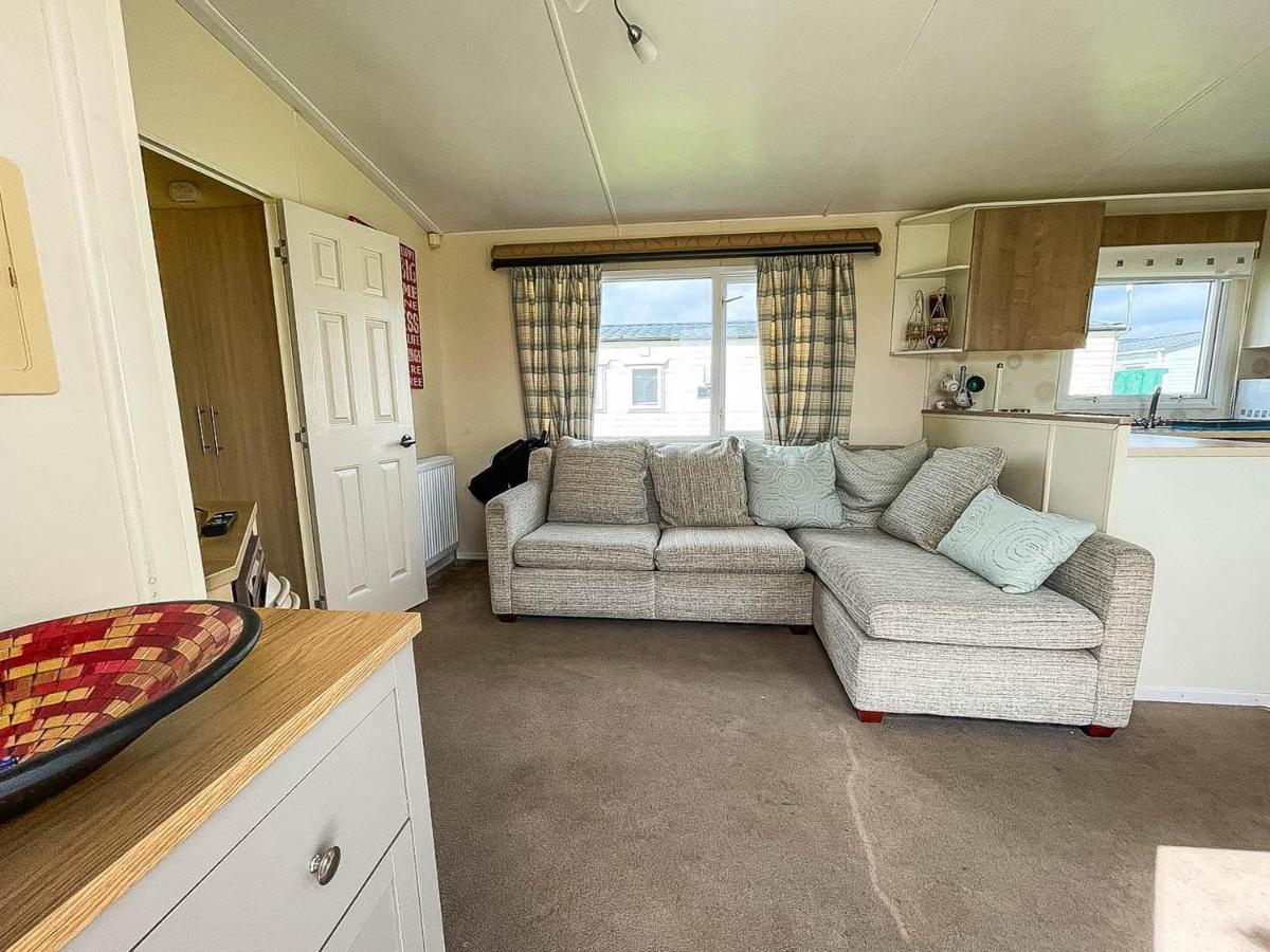Caravan With Decking At Martello Beach Nearby Clacton-On-Sea Ref 29017Kv Clacton-on-Sea Exterior foto