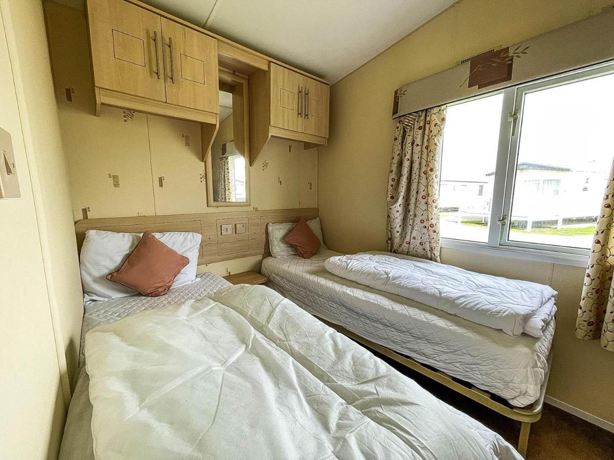 Caravan With Decking At Martello Beach Nearby Clacton-On-Sea Ref 29017Kv Clacton-on-Sea Exterior foto