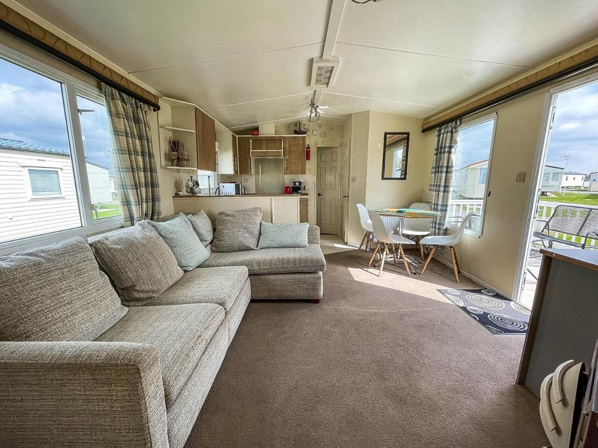 Caravan With Decking At Martello Beach Nearby Clacton-On-Sea Ref 29017Kv Clacton-on-Sea Exterior foto